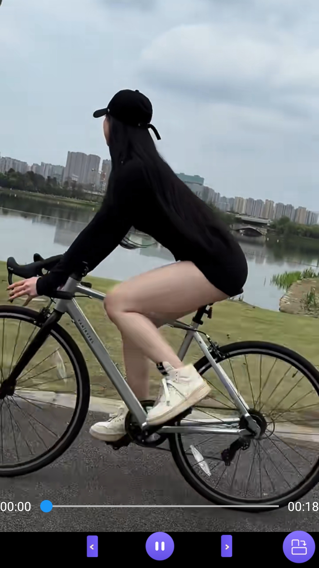 黑冰女王免费踩踏视频截图